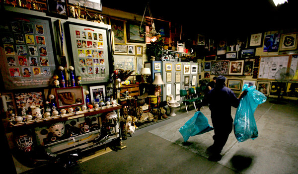 In New York Sanitation Dept. Garage, an Art Gallery - NYTimes.com